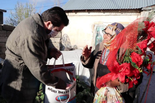 Savcı Sayan'dan yaşlı teyzeye: Biz senden helallik alamazsak yatacak yerimiz yok - Resim: 0