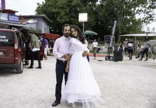 Hamdi Alkan'ın kızı Zeynep Alkan gelin oldu babasıyla aynı sette çalışıyor - Resim: 3