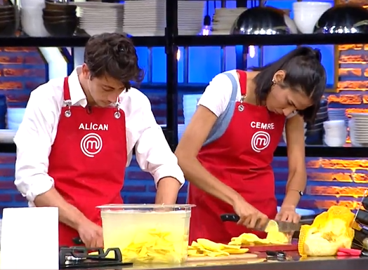 MasterChef'te ceza oyunu için kıyasıya kapışma! Atarım çöpe deyip tepki gösterdi - Resim: 3