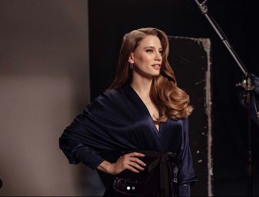 Ünlü modacı giyim tarzlarını eleştirdi! Serenay Sarıkaya'yı övdü Yıldız Tilbe'yi yerden yere vurdu - Resim: 2