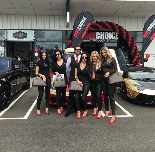 Karısı ve iki sevgilisiyle aynı evde yaşıyor! - Resim: 4