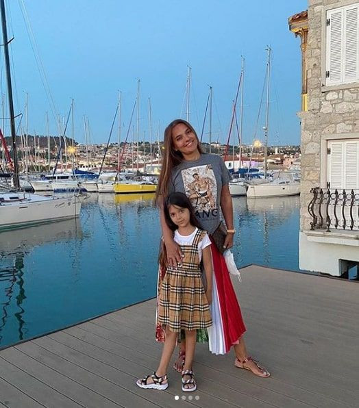 Demet Akalın derin göğüs dekolteli mayosuyla pozunu verdi ortalığı salladı - Resim: 1