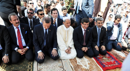 Erdoğan Cuma Namazı'nı sokakta kıldı - Resim: 3