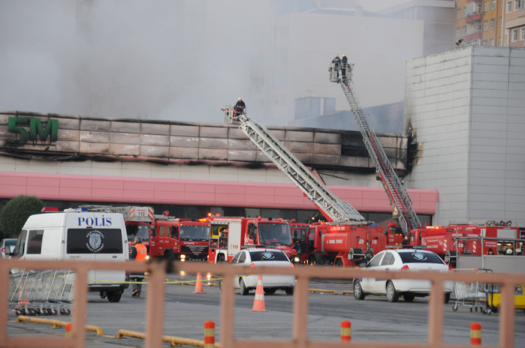 Alışveriş merkezi kül oldu - Resim: 3