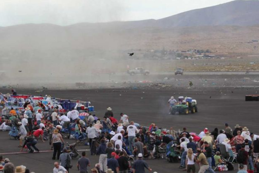 Gösteri uçağı seyircilerin arasına böyle daldı! - Resim: 4