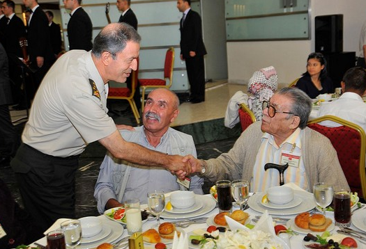 Necdet Özel'den şehit ailelerine iftar - Resim: 4