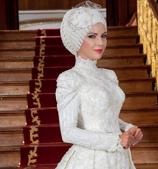 Müslüman değilim ama namaz kılıyorum diyen Ivana Sert tesettüre girdi - Resim: 2