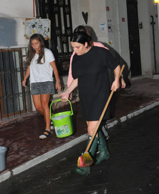 Ünlü oyuncudan Bergüzar Korel'e temizlik yardımı "30 yıl boyunca çöp biriktirmişler" - Resim: 2