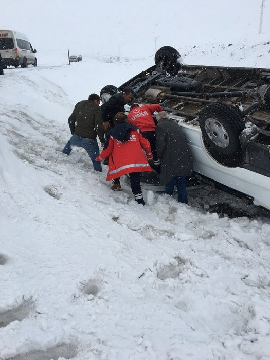 Kar aniden bastırdı yollar karıştı! Ölü ve yaralılar var - Resim: 1