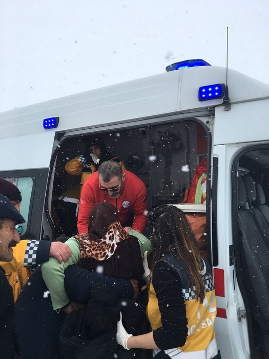 Kar aniden bastırdı yollar karıştı! Ölü ve yaralılar var - Resim: 2