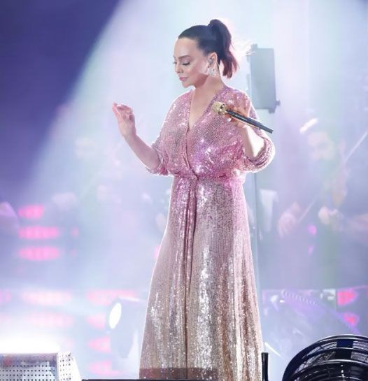 Annesinin ölümüyle yıkılan Ebru Gündeş'in imdadına Funda Arar yetişti! - Resim: 2