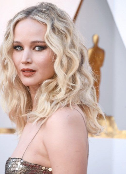 Adriana Lima'dan kırmızı halıya damga vuran cesur dekolte! - Resim: 4