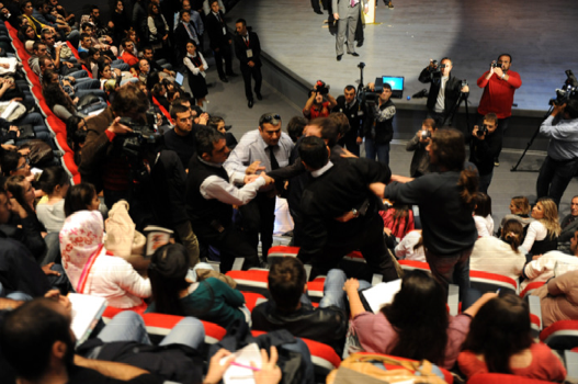 IMF Temsilcisi'ne yumurta yağmuru! - Resim: 3