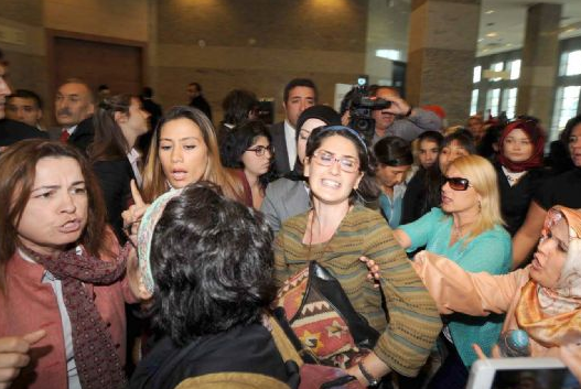 Erdoğan'ın katıldığı etkinlikte kadınlara yumruk - Resim: 3