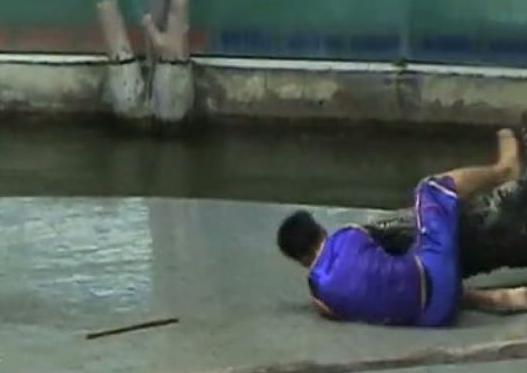 Timsah bakıcının elini böyle kaptı - Resim: 2