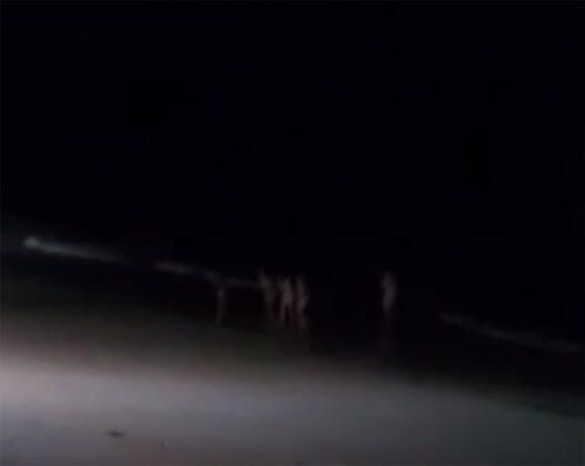 Görenler telefona sarıldı! Gece yarısı 5 kadın ve bir erkek sahilde çırılçıplak... - Resim: 1