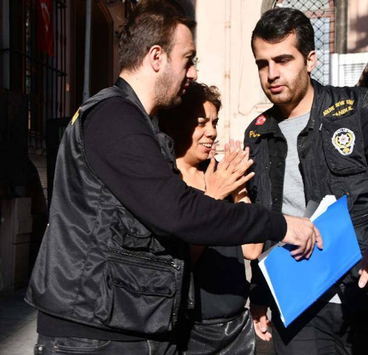 Başörtülü genç kızı darbeden kadın tutukladı - Resim: 0