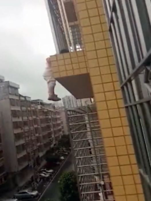 Yürekler ağza geldi bebek balkondan dışarıya böyle sarktı - Resim: 1