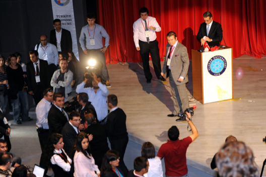 IMF Temsilcisi'ne yumurta yağmuru! - Resim: 4