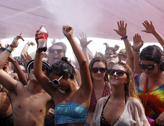 Öğrenciler partide fena dağıttı! - Resim: 2