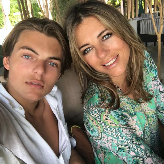 'Anne, yalvarırım giyin artık' diyerek isyan etmişti! Yine soyundu - Resim: 1