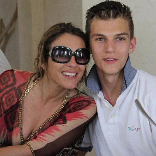 Ünlü ismin oğlu isyan etti: Anne, yalvarırım giyin artık - Resim: 4