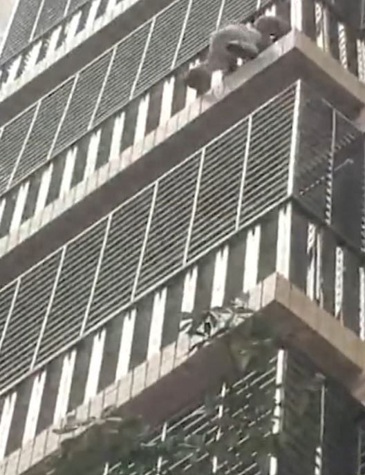 Yürekler ağza geldi bebek balkondan dışarıya böyle sarktı - Resim: 4