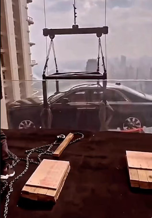 Çinli milyarder lüks arabasını 44. kattaki evine taşıttı - Resim: 0