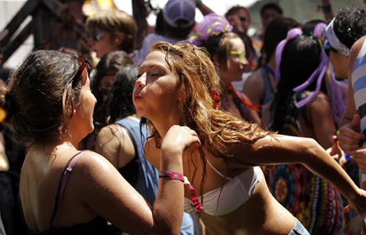 Öğrenciler partide fena dağıttı! - Resim: 1