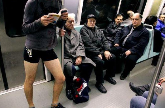 Yarı çıplaklar İstanbul metrosunda! - Resim: 4