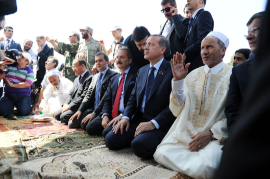 Erdoğan Cuma Namazı'nı sokakta kıldı - Resim: 1