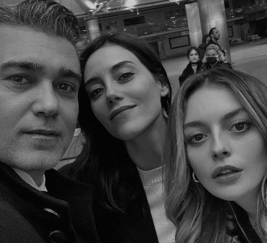 Derin dekoltesiyle gündeme bomba gibi düşen Melis Sezen süper mini şortuyla yine olay oldu! - Resim: 1