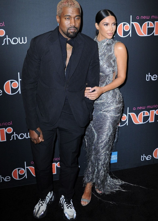 Kim Kardashian sırt dekoltesiyle büyüledi - Resim: 4