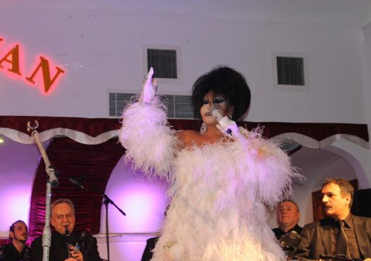 Bülent Ersoy seyirciyi böyle azarladı - Resim: 2