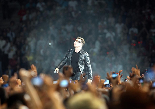 U2 konserinde bakan yuhalandı - Resim: 2