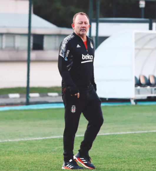 Sergen Yalçın'dan olay hareket: Arkadaşını bıraktı kendisi arka kapıdan tüydü! - Resim: 2