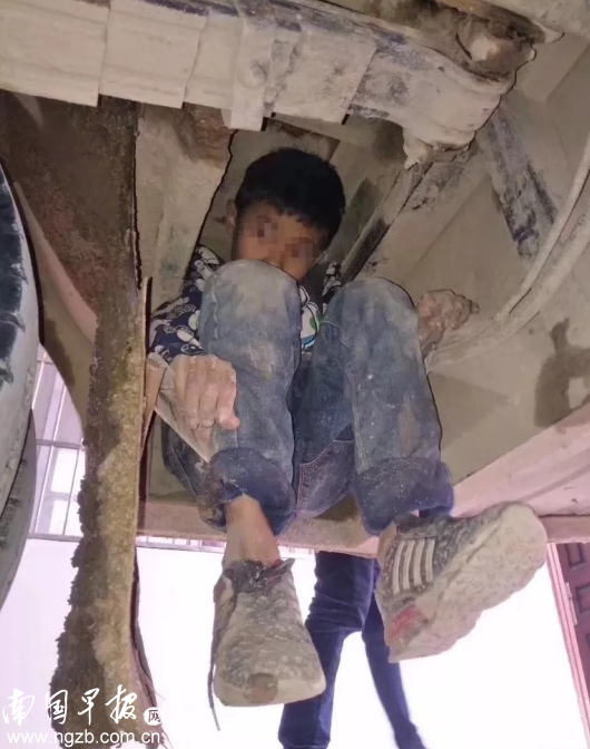 Çocuklar otobüsün altında 80 km gittiler - Resim: 1