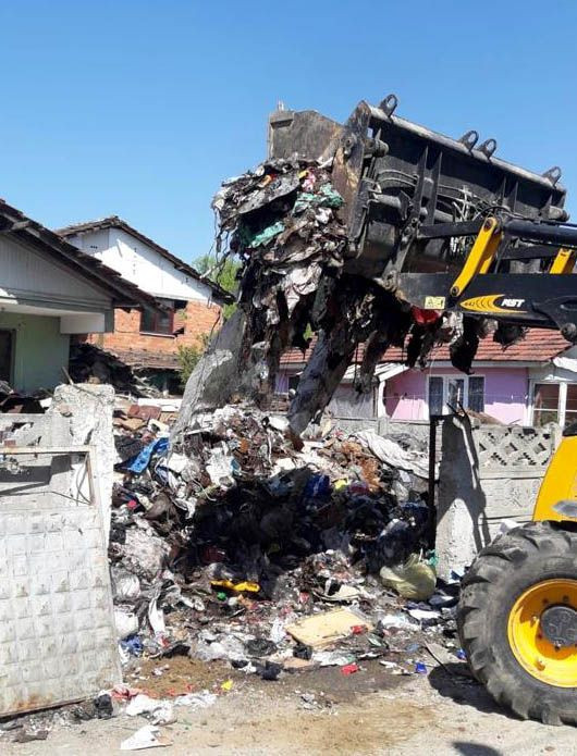 Düzce'de kötü kokuların geldiği evden 13 kamyon çöp çıkarıldı - Resim: 3