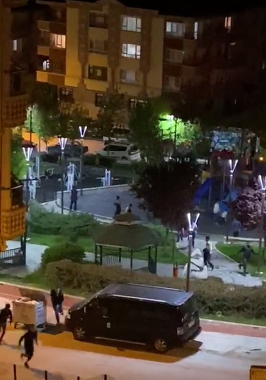 Ankara'da parkta 'Uzun eşek' oynayan 10 kişiye ceza yağmuru - Resim: 0