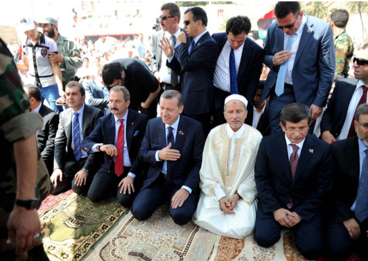 Erdoğan Cuma Namazı'nı sokakta kıldı - Resim: 2