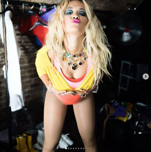 Rita Ora'nın üstsüz paylaşımı ortalığı salladı geçti - Resim: 2