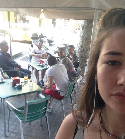 Genç kız tacizcileriyle selfie çekti! Islık çalıp öpücükle... - Resim: 3