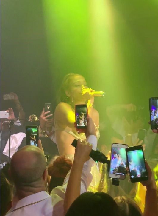 Jennifer Lopez'in düğün gibi 50. yaş kutlaması! Altın renkli elbisesinin fiyatı olay - Resim: 3