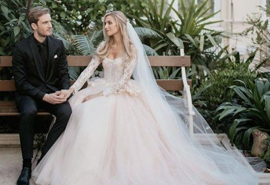 Dünyada en çok takipçisi olan YouTuber PewDiePie evlendi! Sosyal medya yıkıldı - Resim: 1