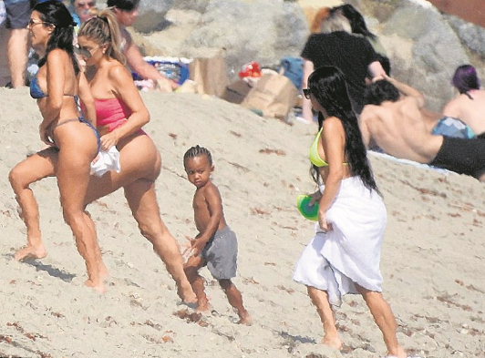 Kim Kardashian rezil olmamak için havluyu çıkaramadı - Resim: 4