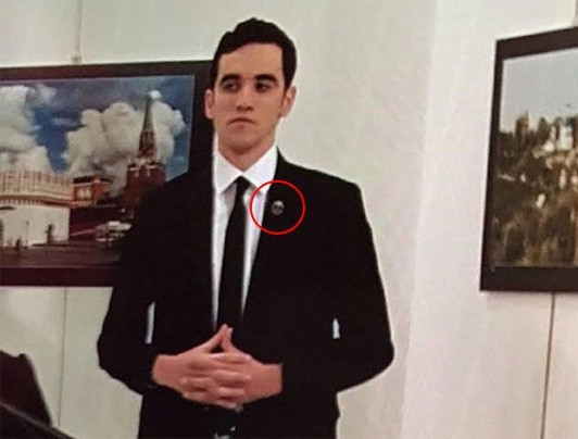 Yakasındaki rozet ne anlama geliyor? Sadece onlar takıyor - Resim: 3