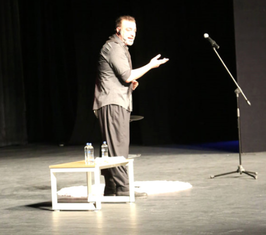 Ünlü komedyene büyük şok! Boş koltuklara gösteri yaptı - Resim: 1