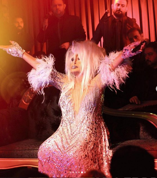 Bülent Ersoy göğüs dekolteli transparan kıyafetiyle sahnede göbek attı - Resim: 4