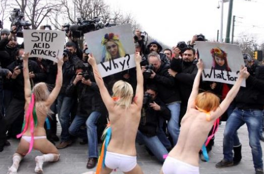 Kadınlar çırılçıplak eylem yaptı - Resim: 2