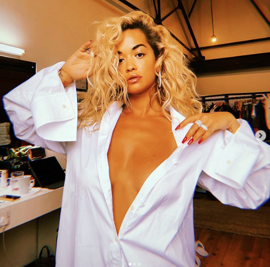 Rita Ora'nın üstsüz paylaşımı ortalığı salladı geçti - Resim: 1